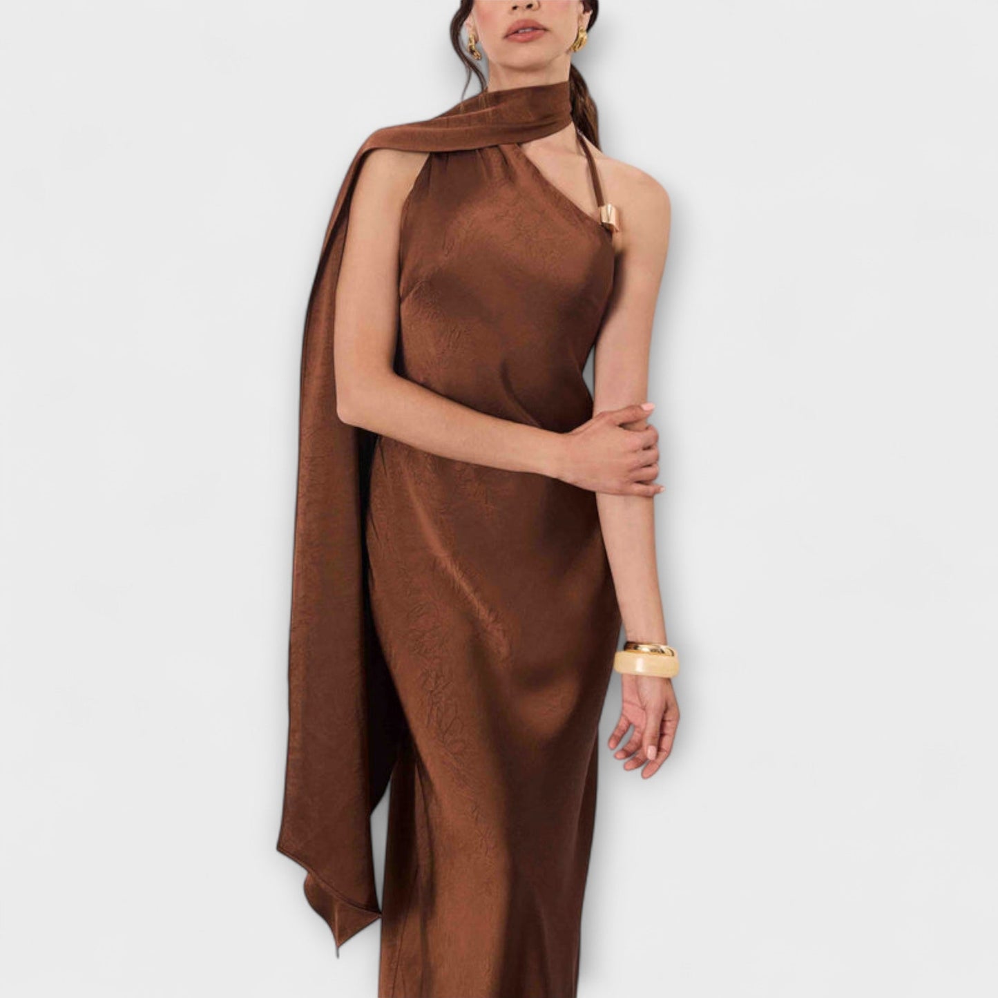 Azura | Braunes Satin-Maxikleid mit One-Shoulder