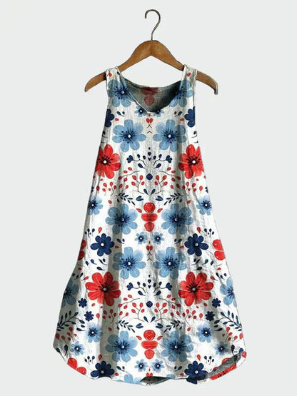 Weisses Kleid mit roten und blauen Blüten