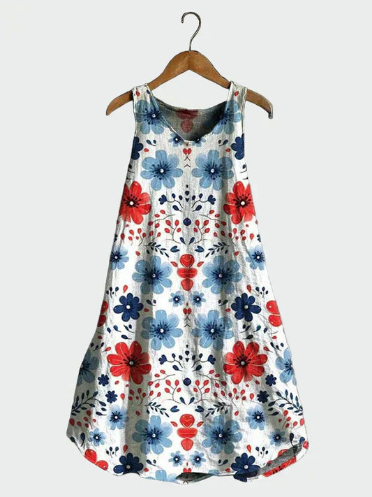 Weisses Kleid mit roten und blauen Blüten