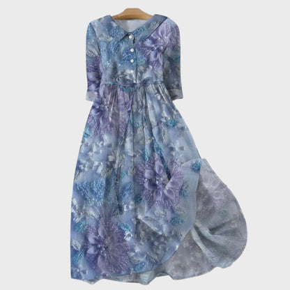 Verträumtes Blütenkleid in Blautönen
