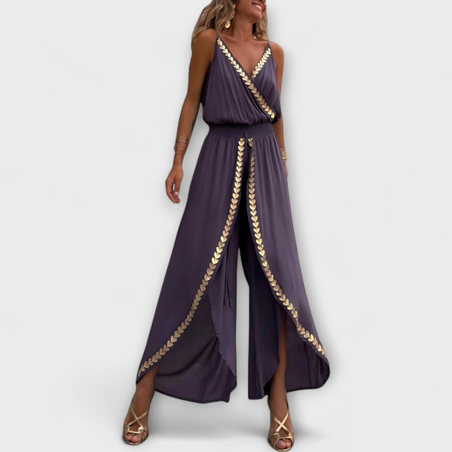 Angela | Donatila V-Ausschnitt Jumpsuit mit Stickerei und offenen Beinen