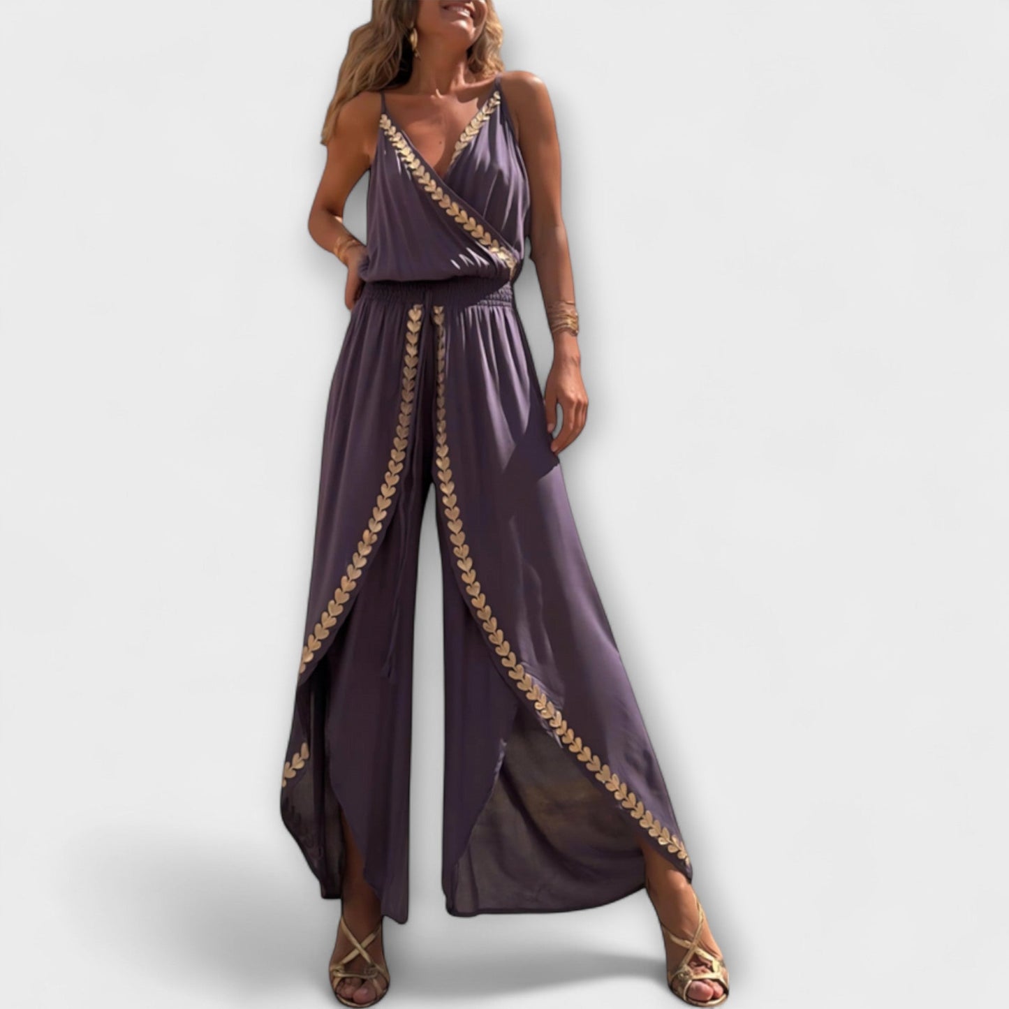 Angela | Donatila V-Ausschnitt Jumpsuit mit Stickerei und offenen Beinen