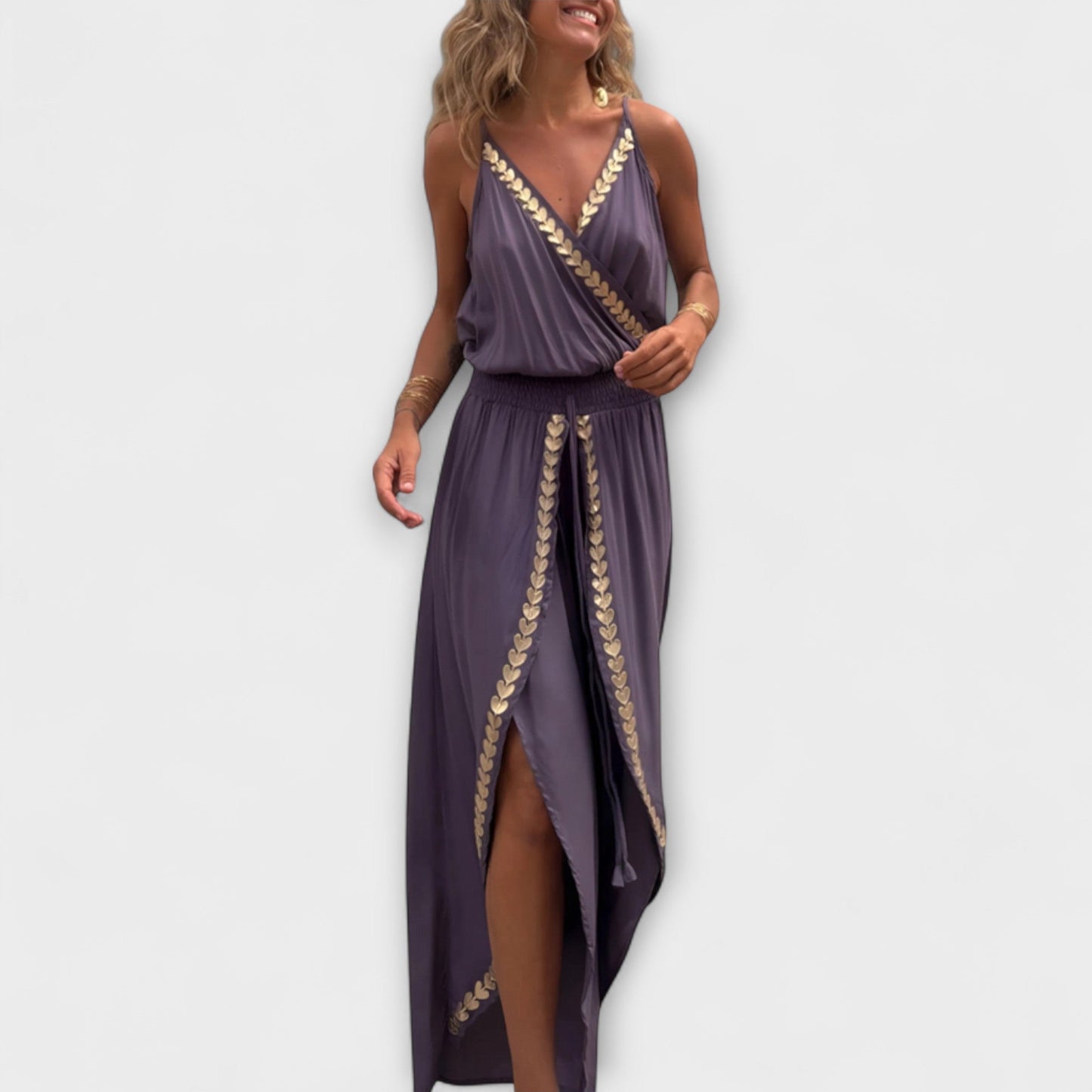 Angela | Donatila V-Ausschnitt Jumpsuit mit Stickerei und offenen Beinen