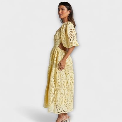 Elegantes gelbes Kleid mit Spitzenärmeln