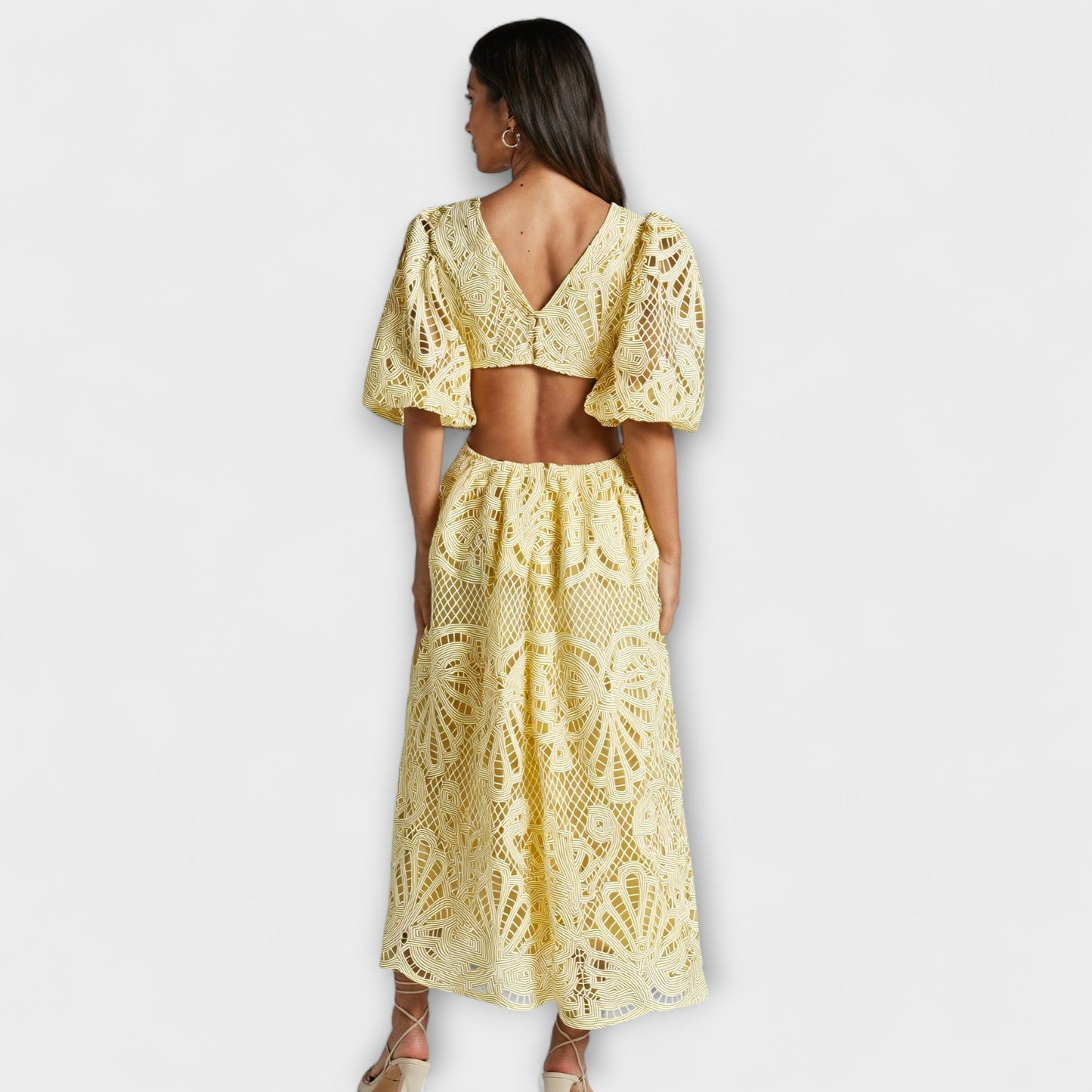 Elegantes gelbes Kleid mit Spitzenärmeln