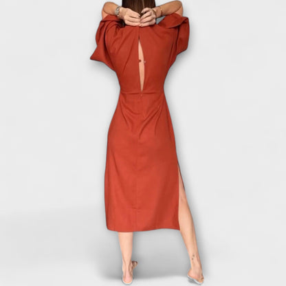 Holly - Rostrotes Kleid mit V-Ausschnitt und Knotendetail