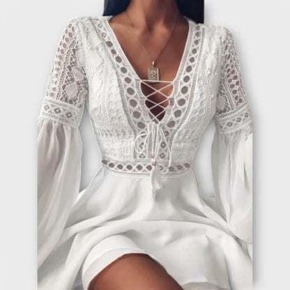 Skadi - Weisses kurzes Boho-Kleid mit Volants