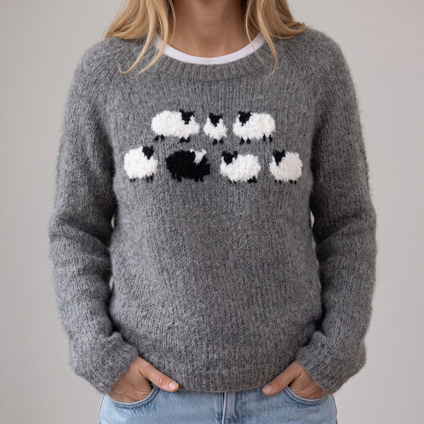 Das Bianca | Grauer Pullover mit Schafmotiv