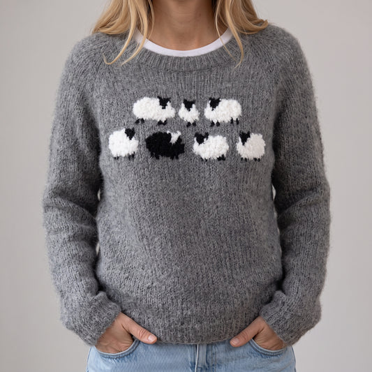 Das Bianca | Grauer Pullover mit Schafmotiv