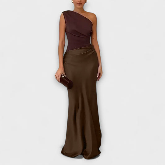 Adriana | Braunes One-Shoulder-Falten-Maxikleid