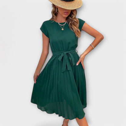 Claire - Schwarzes gefälteltes Midikleid mit Bindegürtel