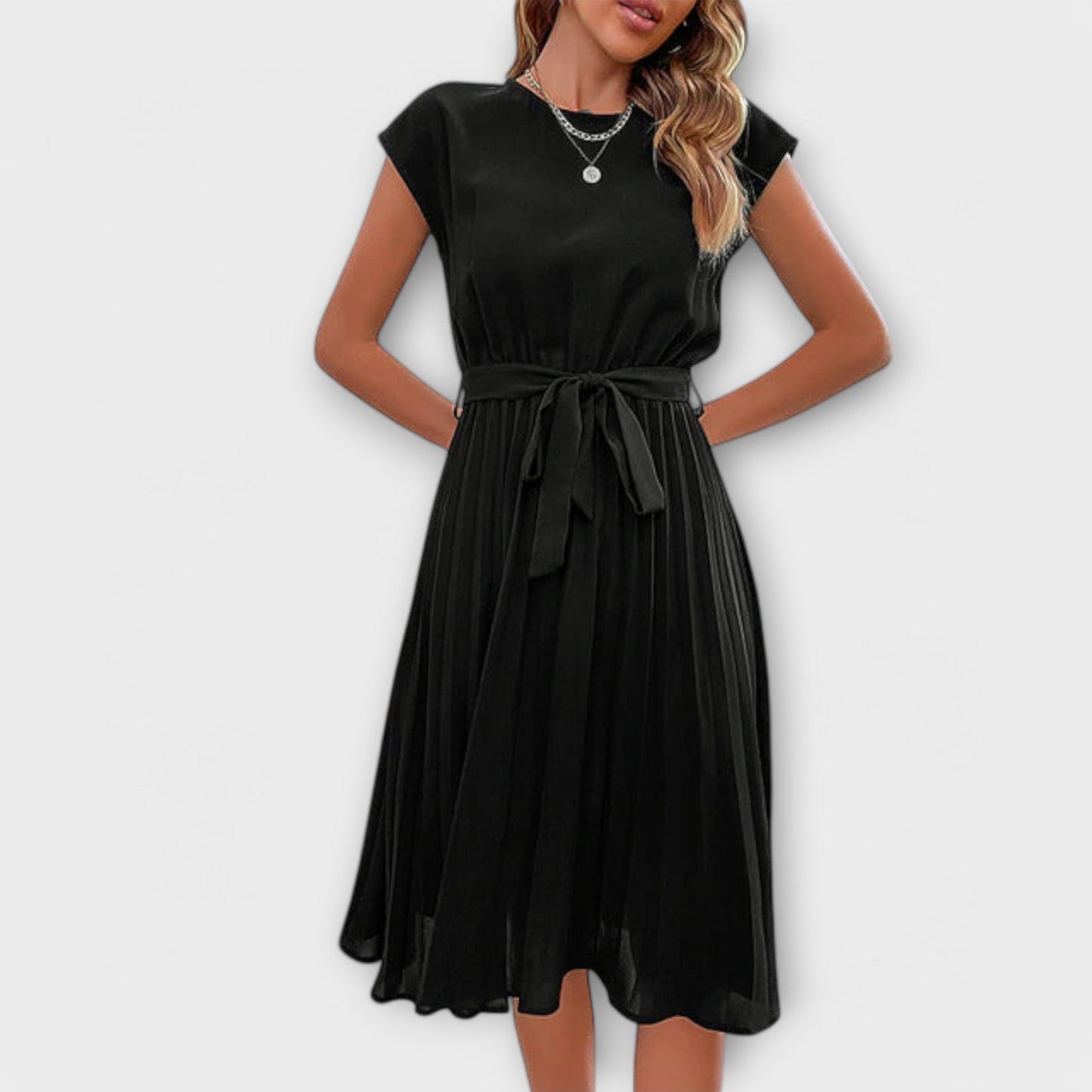 Claire - Schwarzes gefälteltes Midikleid mit Bindegürtel