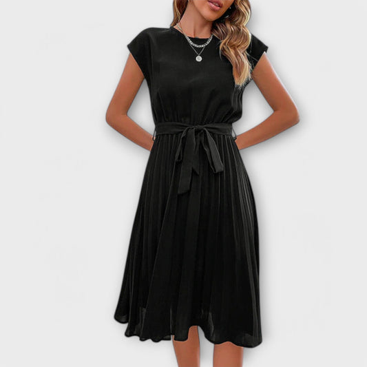Claire | Schwarzes gefälteltes Midikleid mit Bindegürtel
