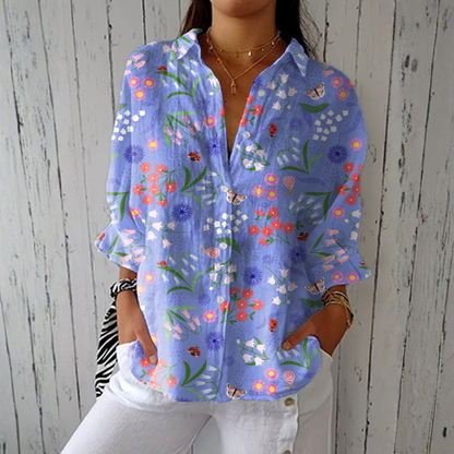 Ana | Hellblaue leichte Bluse mit Gartenblumen