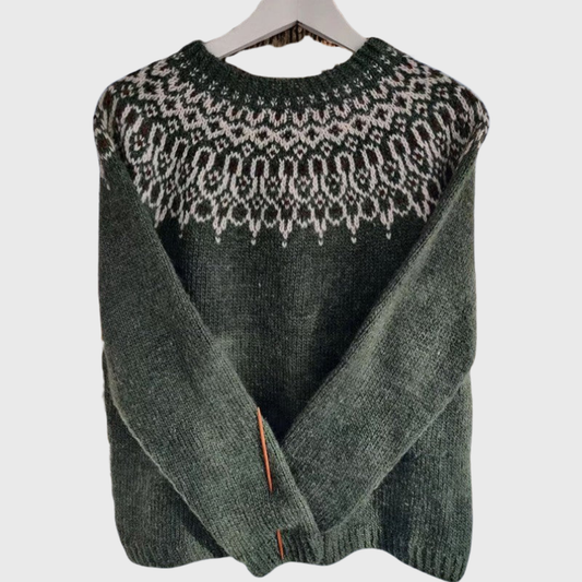 Winter Pine | Dunkelgrüner Pullover mit Schneeflocken-Muster