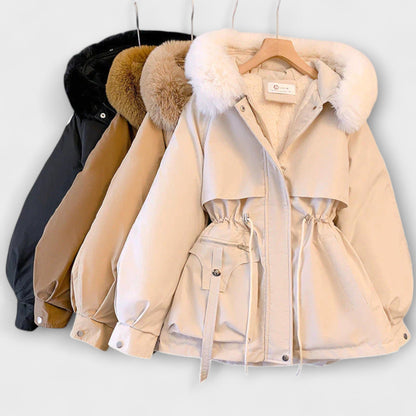 Bela | Beige elegante Winterjacke mit Pelzkragen