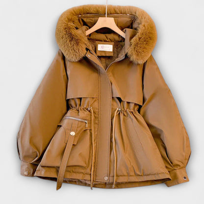 Bela | Beige elegante Winterjacke mit Pelzkragen
