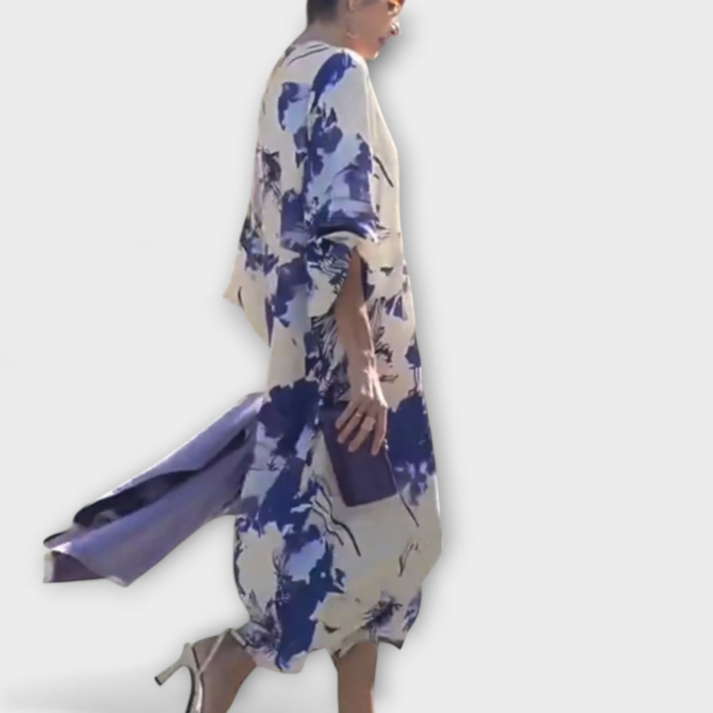 Maria - Weiss-lila Kleid mit Blütenmuster