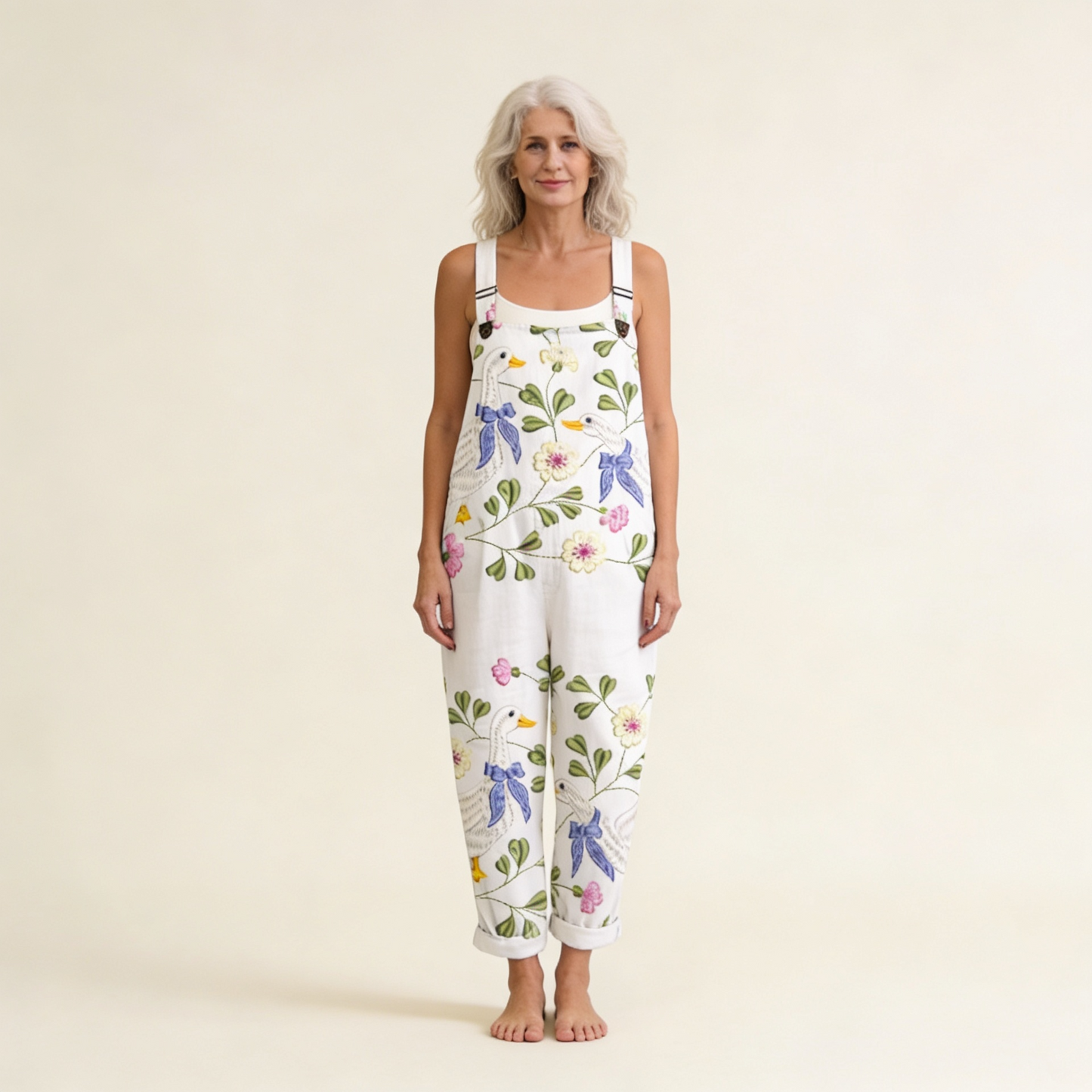 Florina | Latzhose mit zartem Schwanmotiv