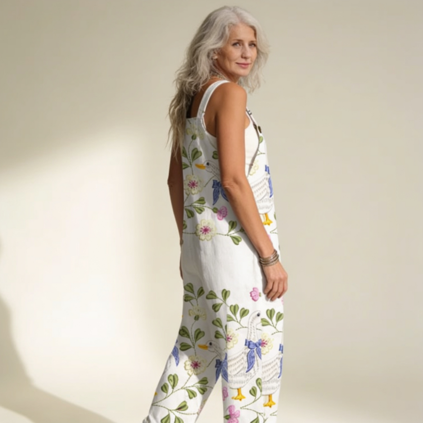Florina | Latzhose mit zartem Schwanmotiv