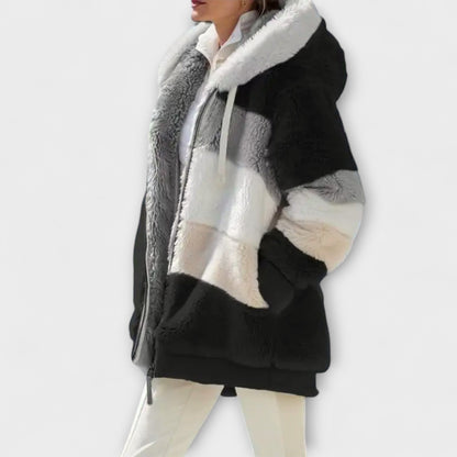 Erika - Beige kuschelige Winterjacke mit Colour-Block
